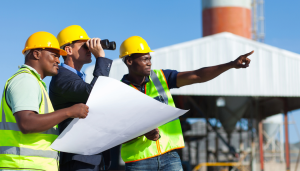 3 hommes sur un chantier